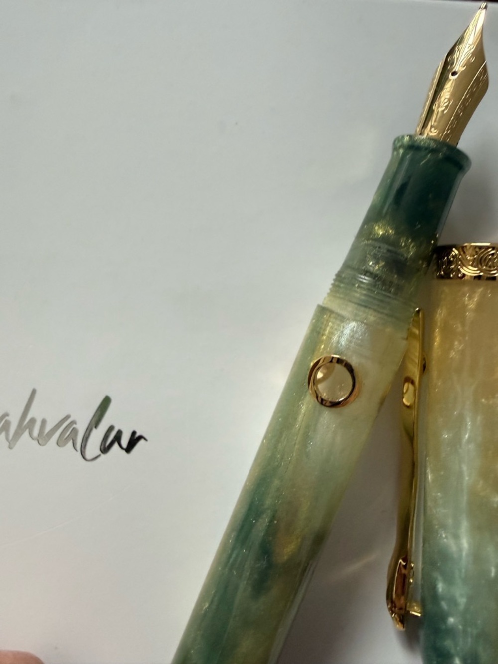 Green Marble Fountain Pen with Gold Trim - Picture 4 of 6